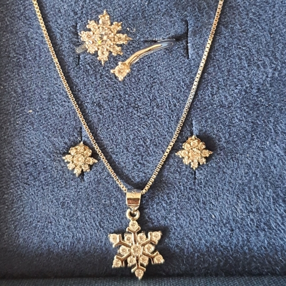Snowflake Silver Jewelry Set - Picture 3 of 4